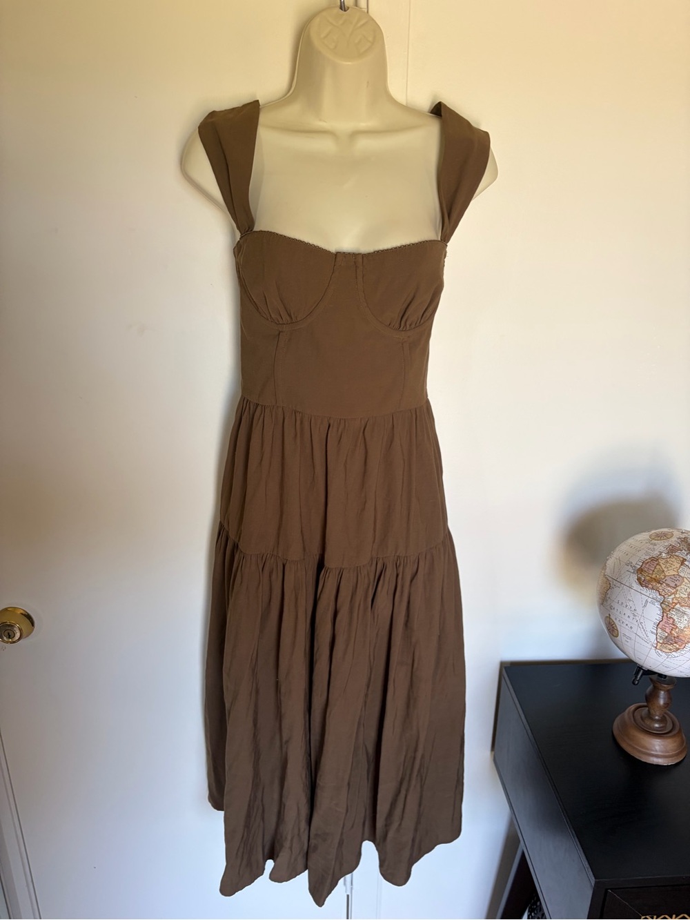 WeWoreWhat Brown Tiered Midi Dress with Sweetheart Bodice